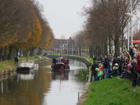 847087 Afbeelding van de aankomst van Sinterklaas per stoomboot over de Leidsche Rijn te De Meern (gemeente Utrecht), ...